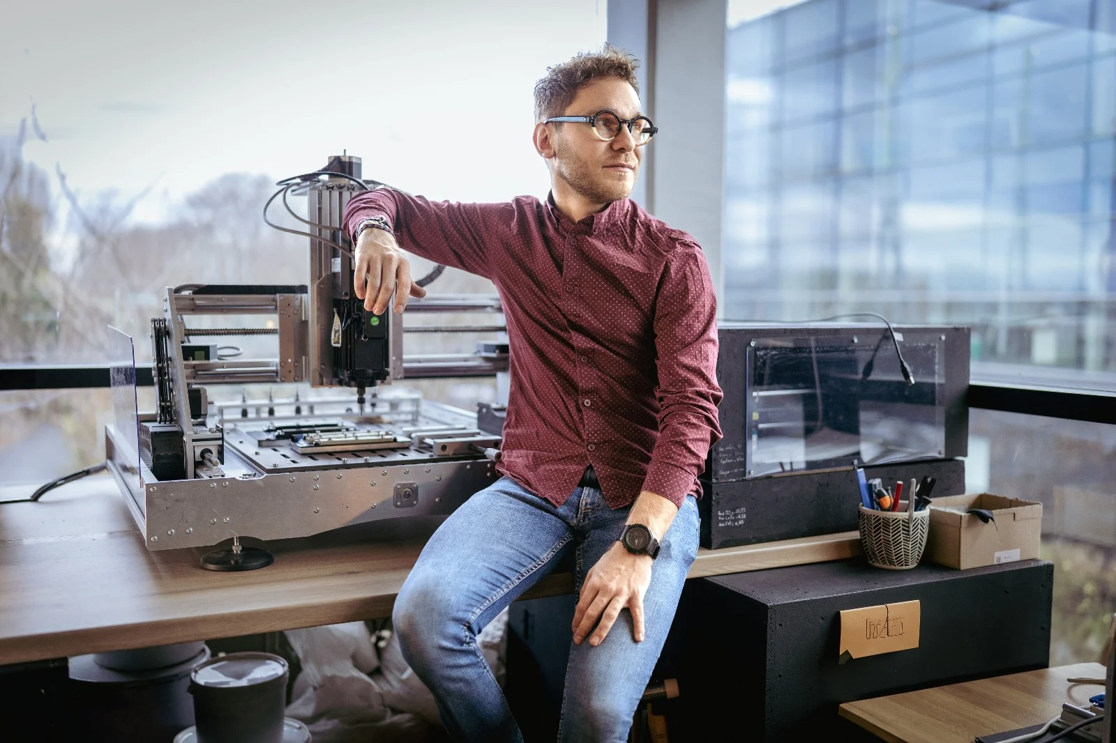 artisan lunetier dans son atelier