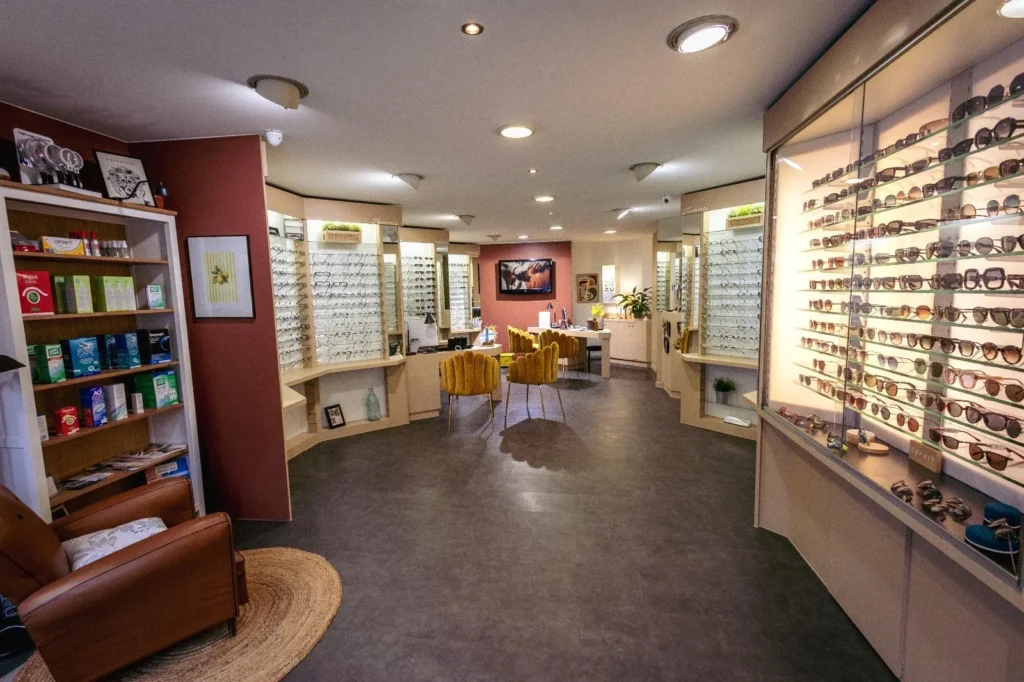 interieur de la boutique distributeur l'opticien la madeleine